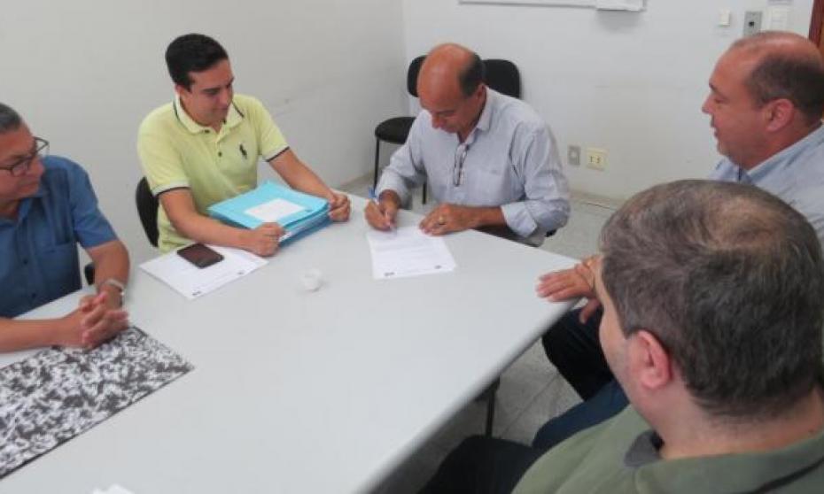 O presidente da comissão processante, o vereador Claudinei da Rocha (PSB) assina notificação ao prefeito Gilson de Souza (DEM)