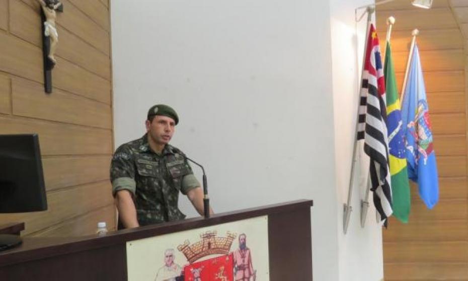 O novo comandante do Tiro de Guerra, o sargento Rogério Soares, discursa na Tribuna da Câmara
