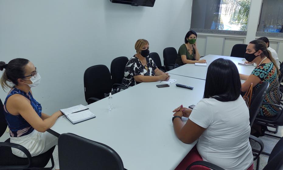 A Procuradora da Mulher da Câmara Municipal de Franca, a vereadora Lurdinha Granzotte, conversa com as vereadoras Anabella Pavão e Capitão Cláudia