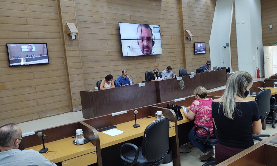 Vereadores e servidores participam de audiência pública sobre microchipagem e castração no Plenário