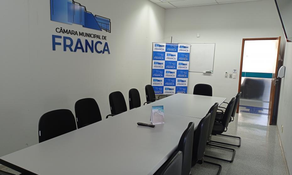 Imagem da sala de audiências da Câmara Municipal de Franca