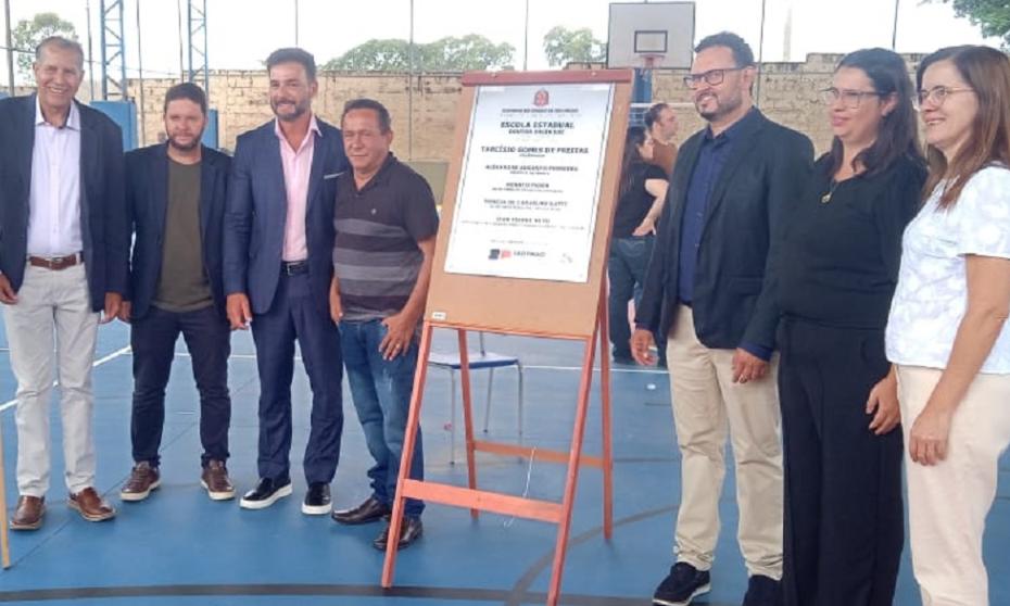 Vereadores acompanham entrega da reforma da Escola Orlik Luz no City Petrópolis 