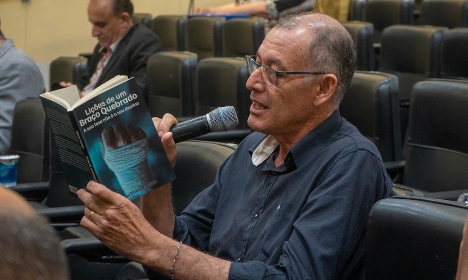 Câmara homenageia Gilmar Dantas da Silva autor do livro “Lições de um Braço Quebrado”