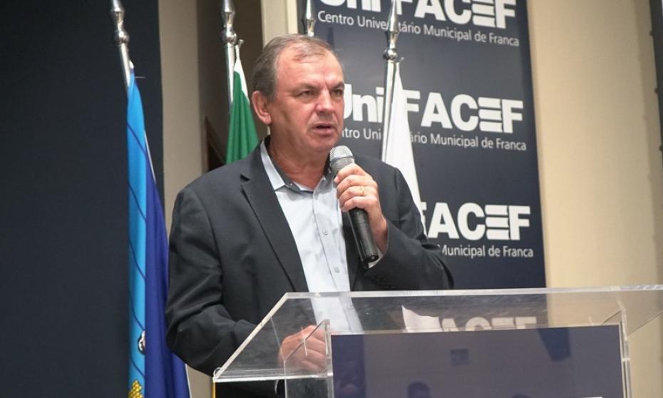 Pelizaro pede suspensão de mudança na saúde e aponta abusos em cobranças da Sabesp