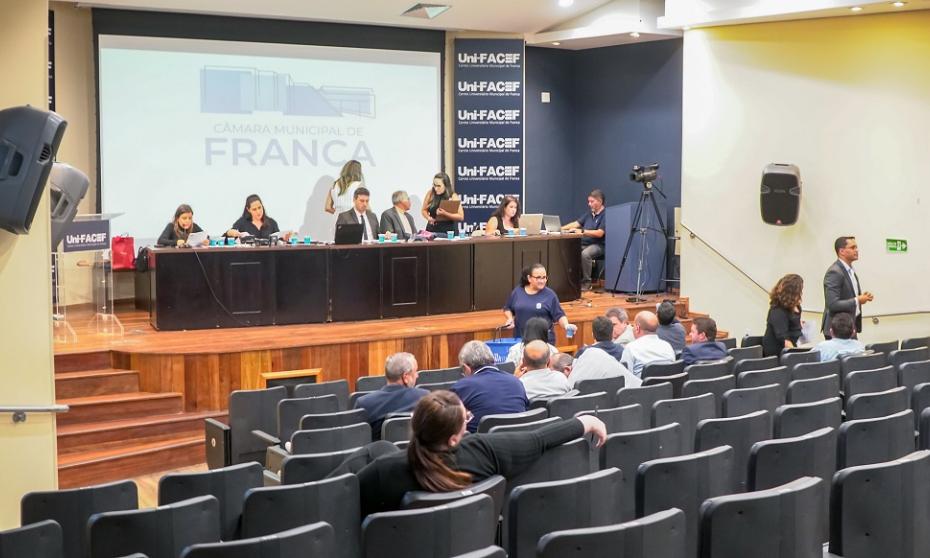 Câmara aprova punição para motociclistas ‘barulhentos’ e criação de novos cargos de assessores