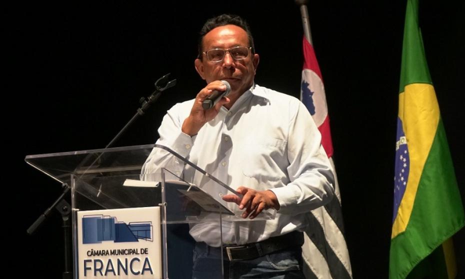 Zezinho Cabeleireiro critica falhas na saúde e pede ação urgente da Prefeitura