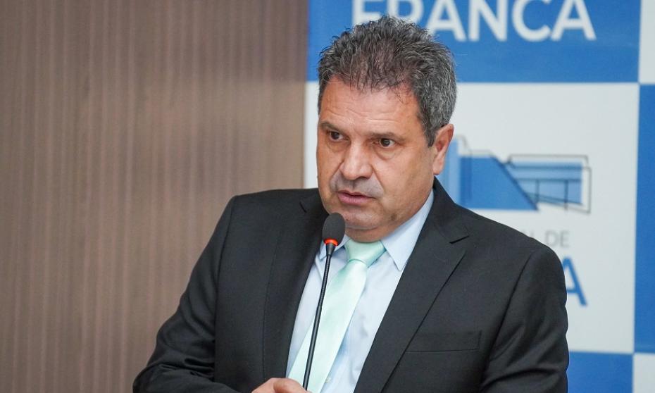 Marco Garcia critica serviços da Sabesp e cobra medidas para segurança no trânsito