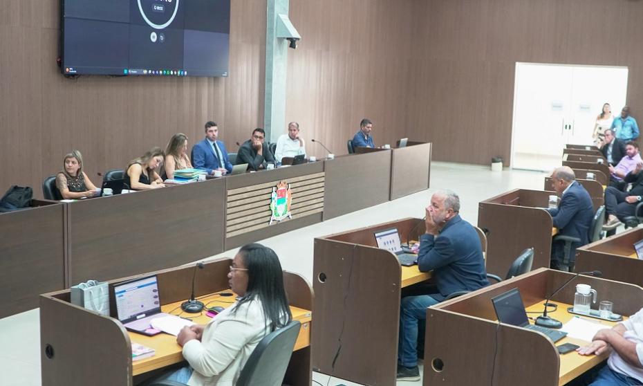 Câmara cria comissão para acompanhar condições de trabalho de servidores e aprova projeto de combate ao vandalismo