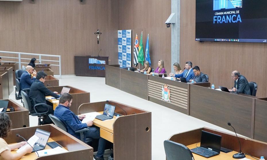 Câmara aprova proibição de fogos de artifício ruidosos, transparência em cirurgias eletivas e acessibilidade em trocadores