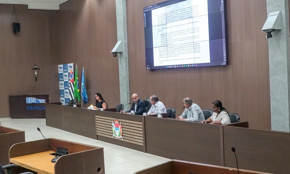 Projetos sobre orçamento, comércio de garapa e proibição de fogos de artifício ruidosos avançam nas Comissões