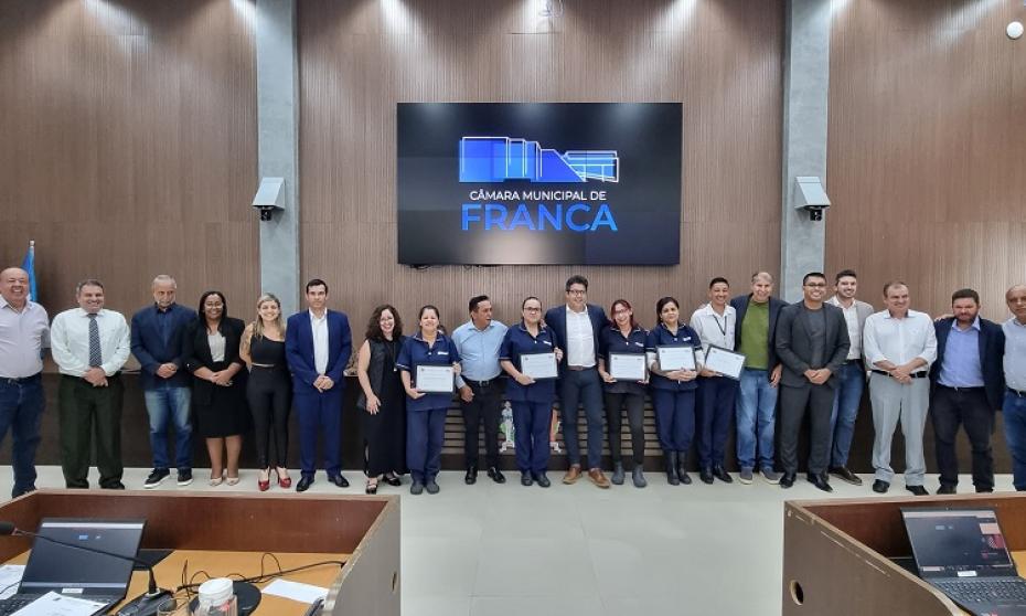 Câmara Municipal de Franca homenageia servidoras terceirizadas da limpeza e copa