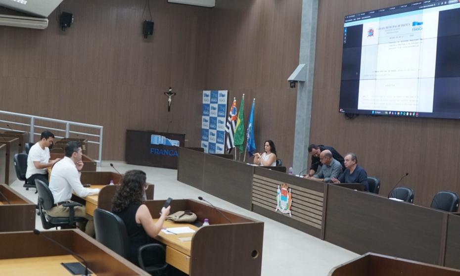 Projetos sobre transporte público e novos cargos públicos avançam nas comissões