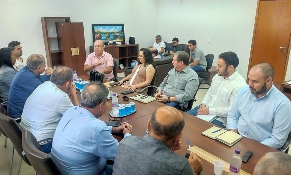 Vereadores se reúnem com representantes da empresa responsável pelos serviços de limpeza em Franca