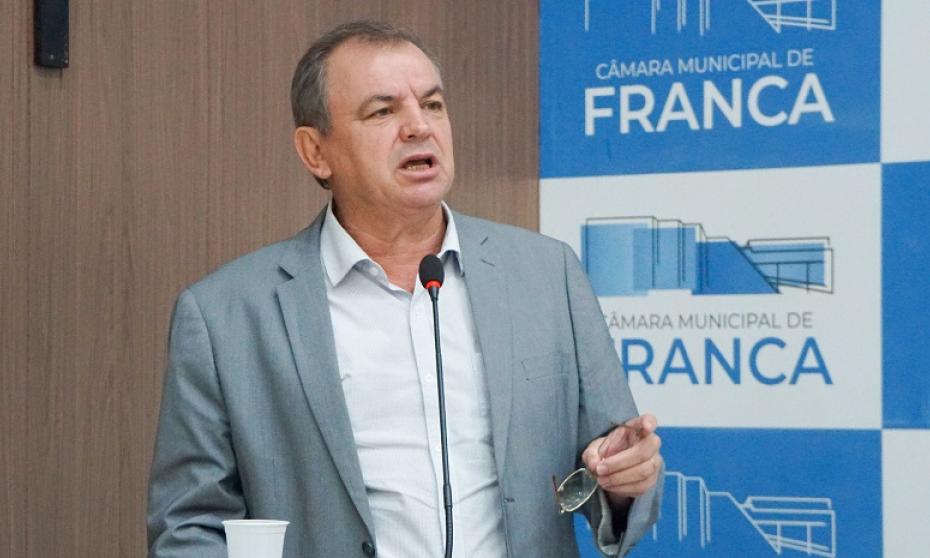 Pelizaro critica mudança do CRAS Oeste, cobra soluções para limpeza urbana e falta de medicamentos