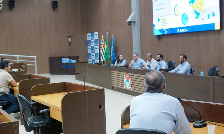 Vereadores questionam representantes de agência reguladora que fiscaliza serviços de limpeza em Franca