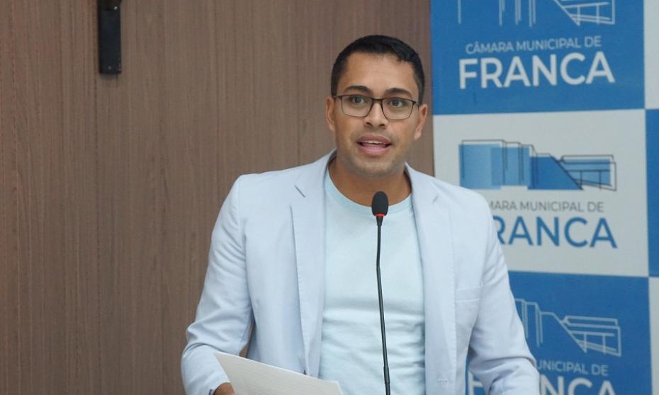 Walker Bombeiro critica fechamento de salas de aulas do ensino médio e comemora verba de R$ 1 milhão para saúde