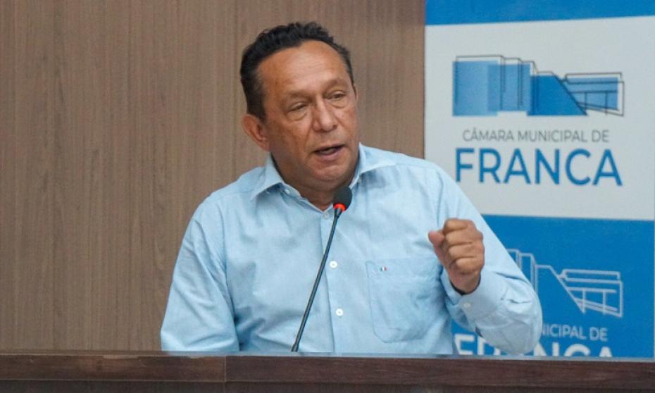 Zezinho Cabeleireiro critica contrato da limpeza urbana, cobra soluções para saúde e infraestrutura