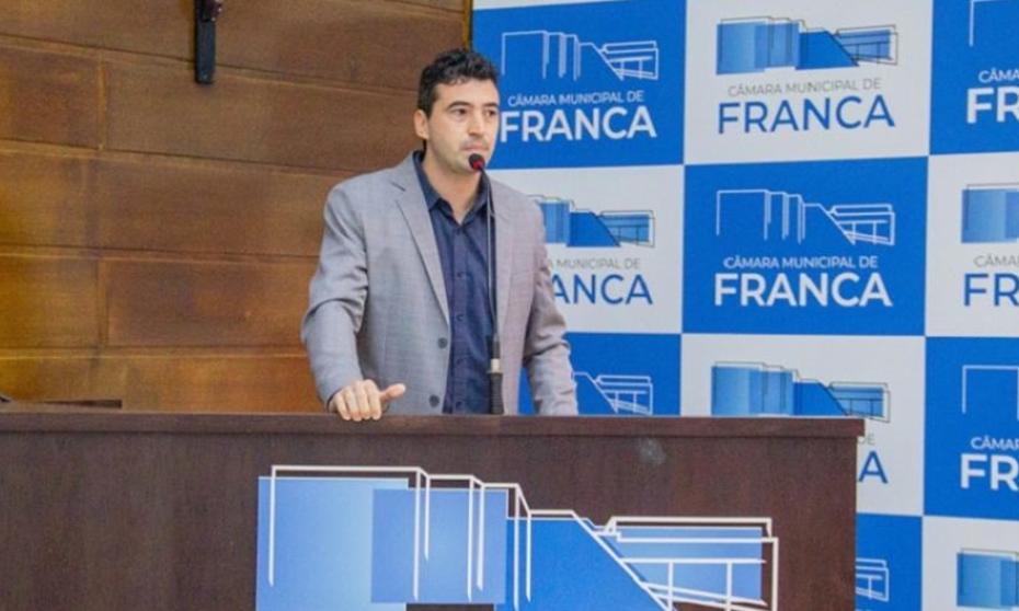 "Nossa saúde está virando caso de polícia", diz vereador Bassi sobre fila de espera