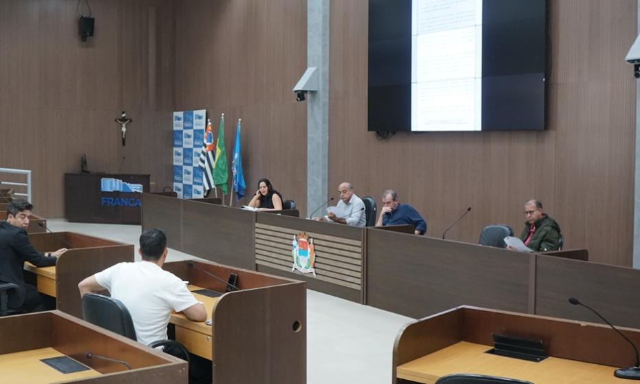 Projetos voltados à causa animal, combate à dengue e transformação de escola em Centro Esportivo avançam nas comissões 