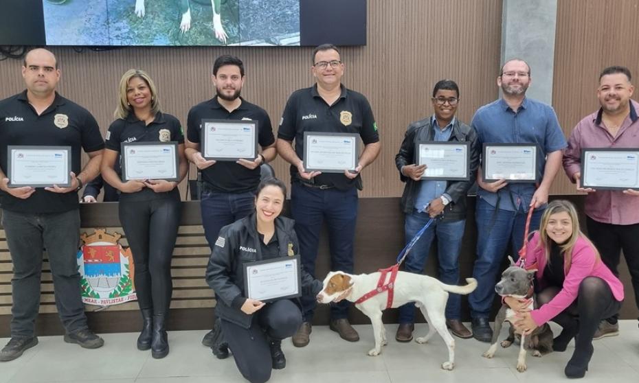 Câmara Municipal homenageia equipe que resgatou cães vítimas de maus-tratos