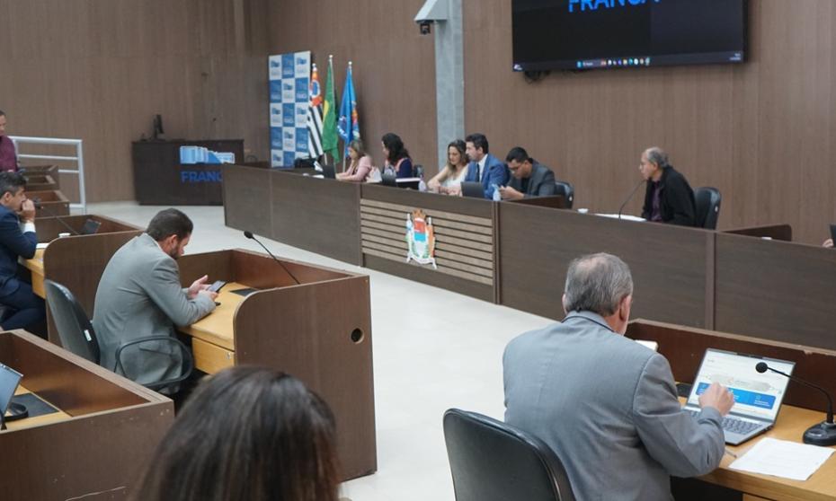 Câmara aprova leis que ampliam proteção a idosos e animais na cidade