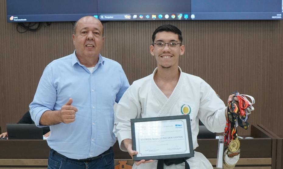 Câmara de Franca homenageia jovem talento do karatê com Moção de Aplausos