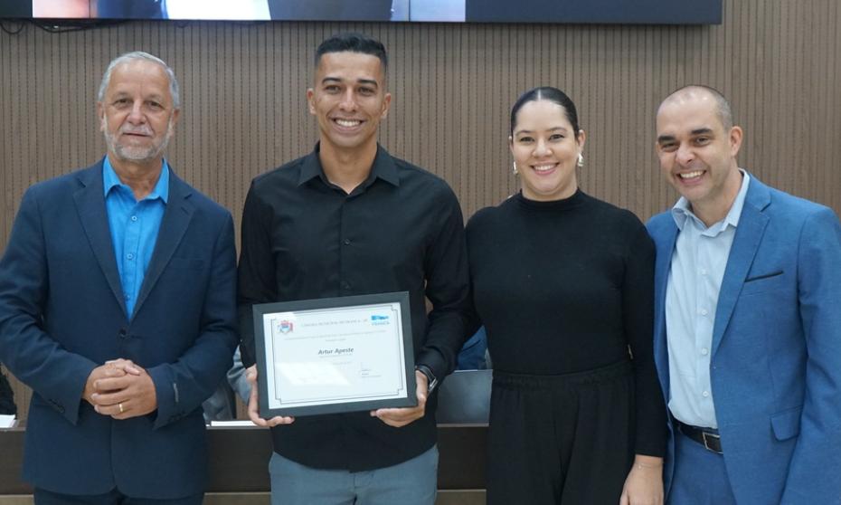 Campeão no eFootball, Arthur Apeste é homenageado na Câmara de Franca