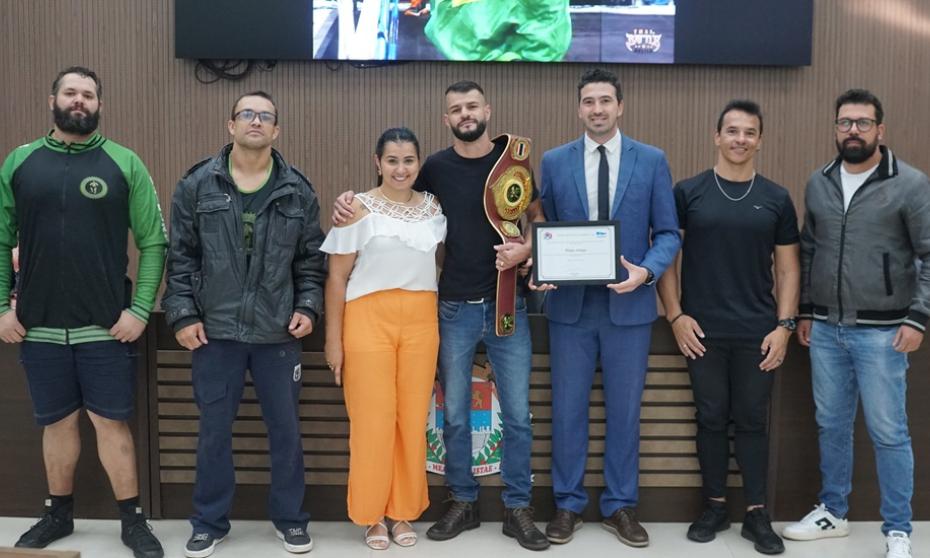 Câmara de Franca homenageia atleta Thiago Artiaga campeão mundial no Muay Thai