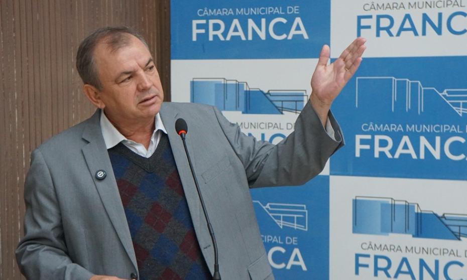 Pelizaro critica descaso com piscina pública e sugere programa federal como solução para crise hospitalar