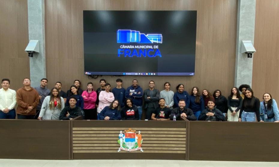 Cidadania em prática: aprendizes do Senac conhecem estrutura da Câmara de Franca