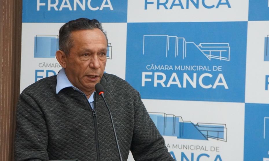 Zezinho Cabeleireiro cobra agilidade em obras, defende ambulantes e homenageia João Berbel