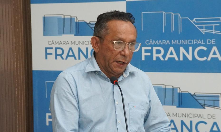 Zezinho Cabeleireiro denuncia abandono de escola e cobra ações contra descarte irregular de lixo