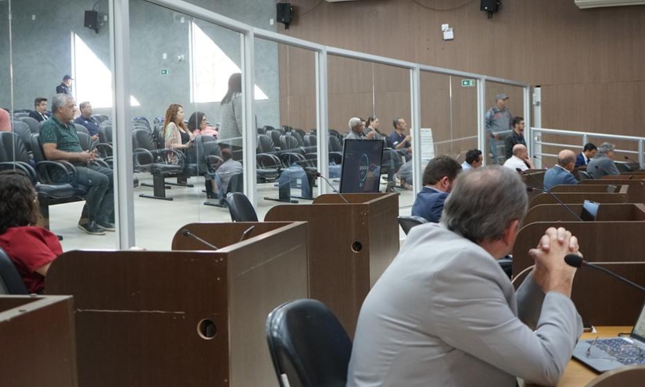 Munícipe pede melhorias em iluminação e fiscalização para combater descarte irregular de lixo
