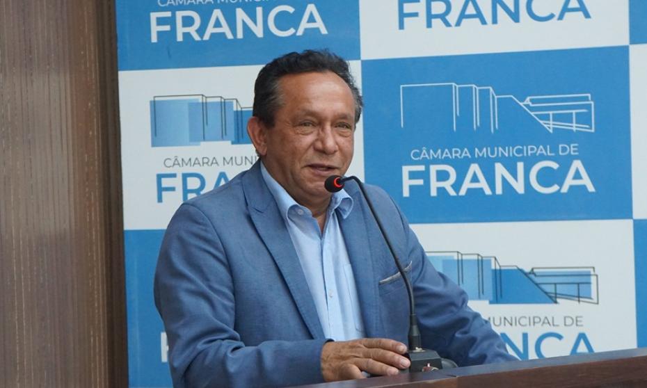 Zezinho Cabeleireiro cobra cumprimento de lei que regulamenta comércio ambulante