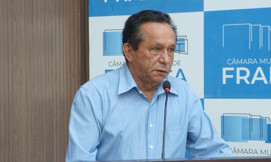 Zezinho Cabeleireiro cobra cumprimento de leis para ambulantes e solução para ponte rural