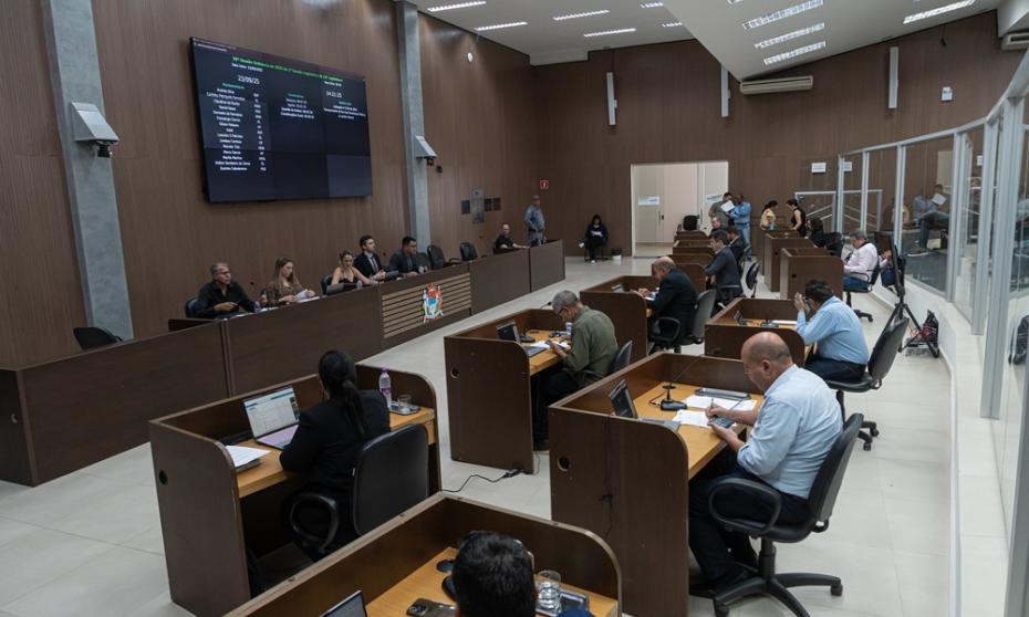 Câmara derruba veto sobre criação de Brigada de Incêndio, aprova projetos para inclusão de intérpretes de Libras e reintegração social