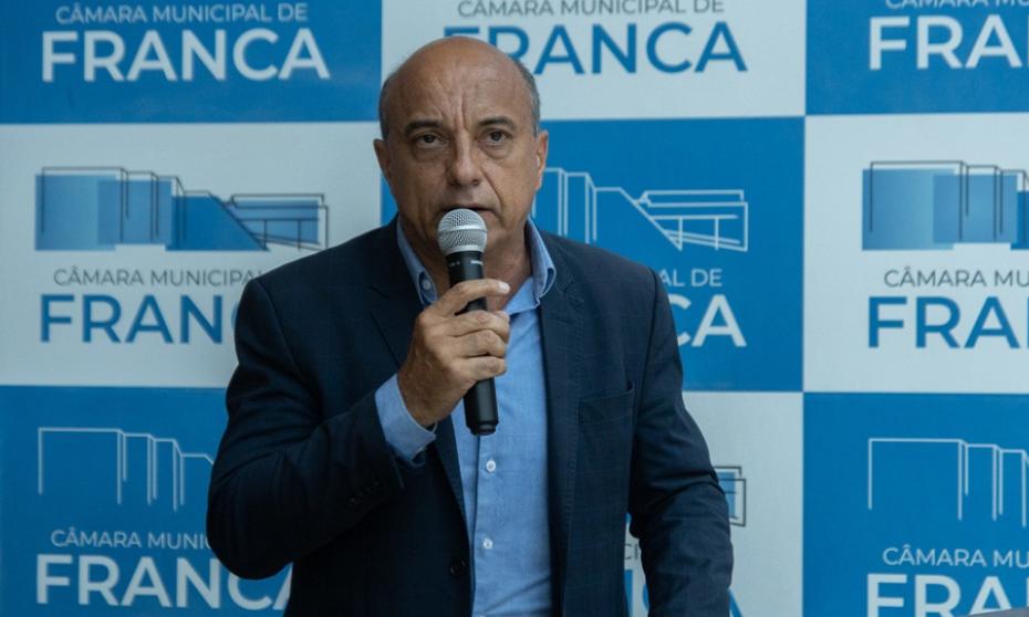 Claudinei da Rocha pede semáforo no Jardim Aeroporto e cobra limpeza urbana