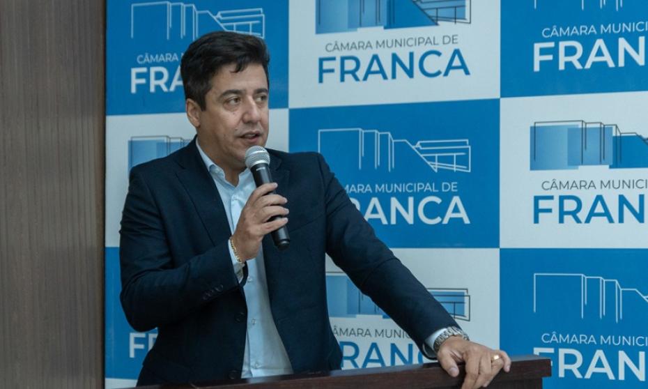 Fransérgio Garcia exalta Instituto Estevão Willian e questiona proibição de bebidas em estádios