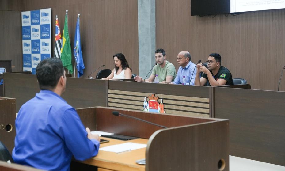 Projetos que tratam de homenagens, valorização profissional e defesa do servidor público avançam nas Comissões 