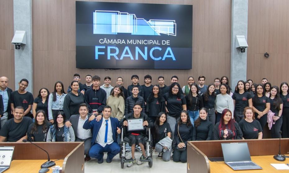 Jovens do ensino médio aprendem sobre política em visita à Câmara de Franca