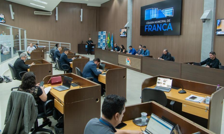 Câmara tem sessão marcada por manifestações, aprova política voltada a pessoas com surdocegueira e fiscalização da limpeza urbana