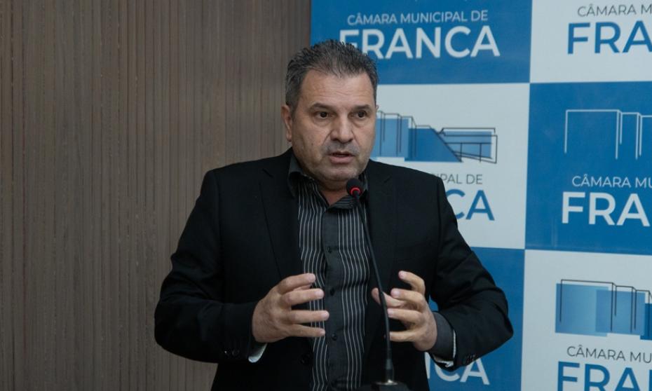 Marco Garcia alerta sobre faltas em consultas e critica regimes autoritários em discurso na Câmara