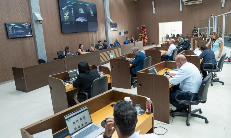 Câmara aprova projetos sobre descarte correto de lixo e uso de QR Code em obras públicas