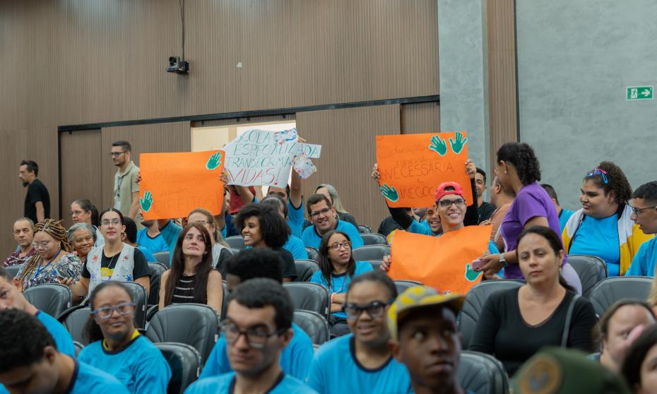 Munícipes usam tribuna da Câmara para relatar desafios na educação especializada