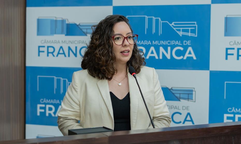 Marília Martins critica políticas de educação especial e defende participação das famílias e profissionais nas decisões