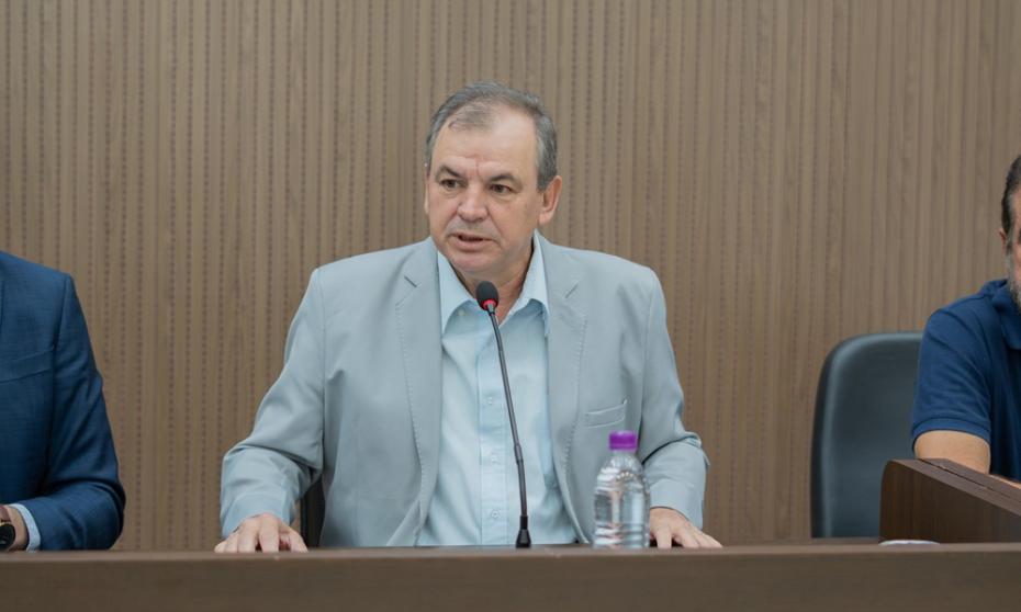 Gilson discute obras da praça central e política habitacional durante a tribuna livre