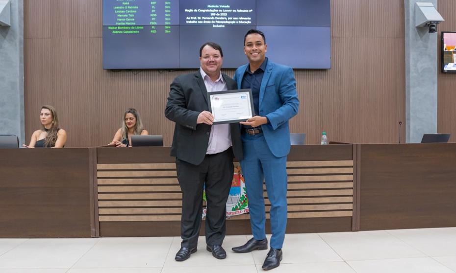 Câmara aprova Moção de Aplausos ao professor Fernando Dandaro por atuação em educação inclusiva