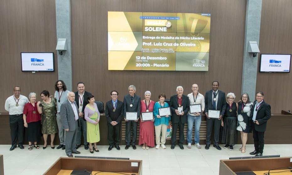 Medalha Literária: escritores da AFL são homenageados na Câmara