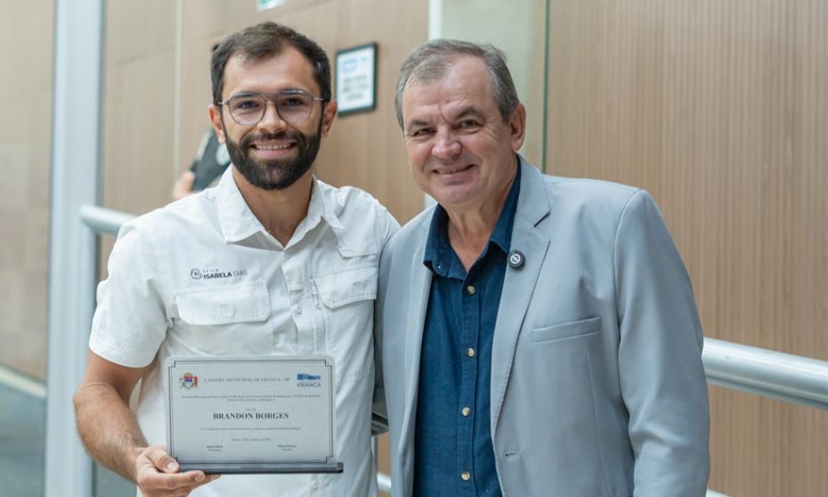 Câmara homenageia Brandon Borges por ação social em prol de crianças da Pastoral do Menor