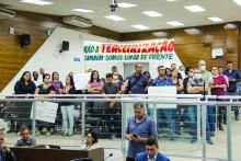 Servidores protestam contra terceirização de serviços de limpeza na saúde Terceirização